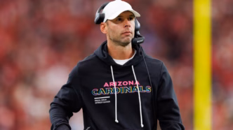 Jonathan Gannon, técnico do Arizona Cardinals, durante partida.