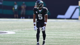 Garrett Wilson, recebedor do New York Jets, em ação durante uma partida.
