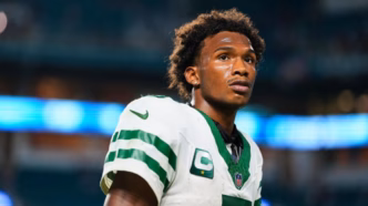 Garrett Wilson, recebedor do New York Jets, visivelmente frustrado em campo.