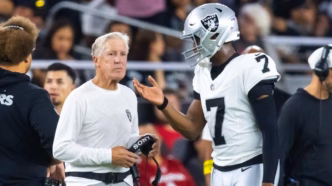 Pete Carroll, técnico dos Raiders, durante coletiva de imprensa indicando disputa aberta pela posição de quarterback.