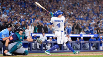 George Springer comemorando um home run que garantiu a vitória dos Blue Jays.
