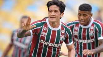 Germán Cano, atacante do Fluminense, em ação durante partida.