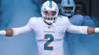 Bradley Chubb, jogador do Miami Dolphins, em ação em uma partida da NFL.