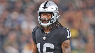 Jakobi Meyers em ação com o uniforme do Las Vegas Raiders durante uma partida da NFL.