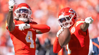 Rashee Rice e Xavier Worthy em ação pelo Kansas City Chiefs.
