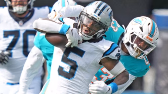 Rico Dowdle em ação pelo Carolina Panthers, pronto para enfrentar os Dallas Cowboys.