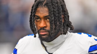 Trevon Diggs, cornerback do Dallas Cowboys, comemorando em campo.