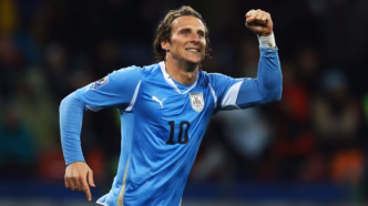 Diego Forlán em ação durante a Copa do Mundo de 2010, onde foi destaque.