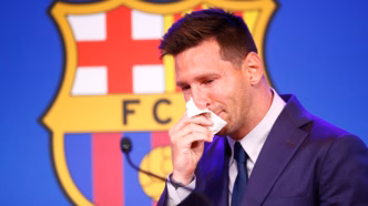 Lionel Messi em sua coletiva de despedida do Barcelona, visivelmente emocionado.