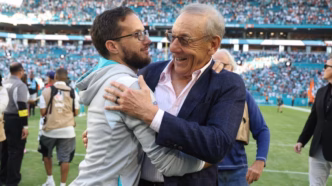Torcida do Miami Dolphins em jogo.