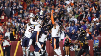 Tyrique Stevenson em ação pelo Chicago Bears em um jogo da NFL.
