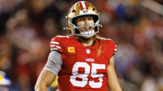 Tight end George Kittle recebendo passe em jogo dos 49ers.