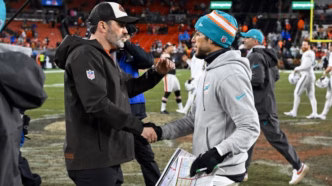 Jogadores em campo durante uma partida da NFL.