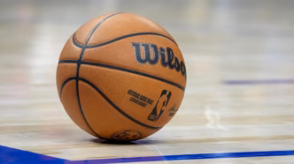 Jogadores de basquete em quadra representando os times New York Knicks e Toronto Raptors em partida da NBA.