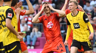 Jogadores do Bayern de Munique e Borussia Dortmund em campo durante partida da temporada 2024/25.