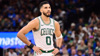 Jayson Tatum lesionado em quadra durante partida da NBA.
