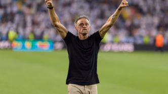 Luis Enrique comemora título da Champions League com o PSG.