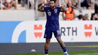 Memphis Depay em ação com a camisa da seleção holandesa durante as Eliminatórias da Copa.