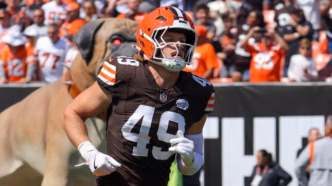 Carson Schwesinger em ação com a camisa do Cleveland Browns.