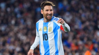 Lionel Messi comemorando um gol pela seleção argentina em amistoso.