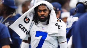 Trevon Diggs em campo durante um jogo dos Dallas Cowboys.