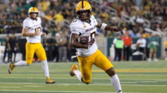 Jordyn Tyson celebra após fazer uma recepção durante jogo do Arizona State, mostrando seu potencial para o Draft da NFL 2026.