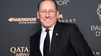 John Textor em premiação do Bola de Ouro, imagem relacionada à gestão do Botafogo.