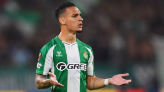 Antony com a camisa do Real Betis em partida da Liga Europa.