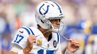 Jogadores em campo durante uma partida da NFL, representando o sucesso das contratações na temporada.