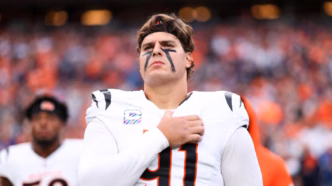 Trey Hendrickson, defensive end dos Cincinnati Bengals, recebendo atendimento médico em campo durante a partida contra o New York Jets devido a uma lesão no quadril.