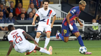 Lamine Yamal em ação pelo Barcelona contra o PSG na Champions League.