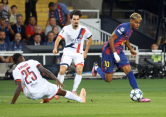 Lamine Yamal em ação pelo Barcelona contra o PSG na Champions League.