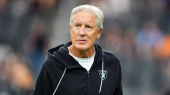 Jogadores do Las Vegas Raiders em campo durante partida.