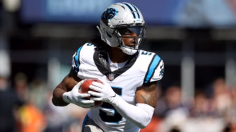 Rico Dowdle em ação durante a partida contra o Miami Dolphins.