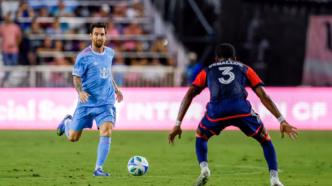 Lionel Messi com a camisa do Inter Miami em ação durante a partida contra o New England Revolution.