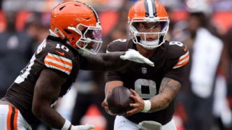 Jogadores do Cleveland Browns em campo em partida da NFL, mostrando a utilização de novatos.