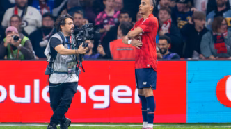 Ethan Mbappé comemora gol pelo Lille contra o PSG, replicando a celebração do irmão Kylian Mbappé.