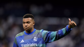 Mbappé em campo pelo Real Madrid durante partida da temporada passada.
