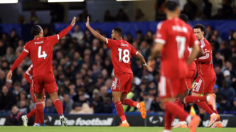 Gakpo, jogador do Liverpool, em ação durante a partida contra o Chelsea na Premier League.