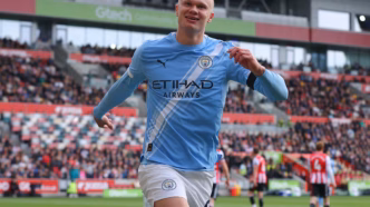 Haaland comemora gol pelo Manchester City em partida da Premier League.