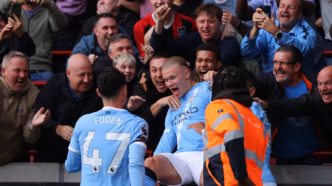 Haaland comemora gol pelo Manchester City contra o Brentford na Premier League.