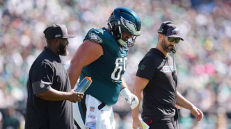 Landon Dickerson posa para foto durante um jogo do Philadelphia Eagles.