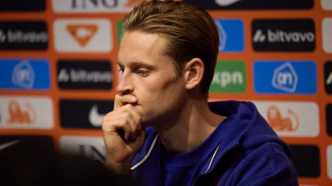 Frenkie de Jong em campo, jogador holandês expressa descontentamento com a realização de jogos da LaLiga nos Estados Unidos.