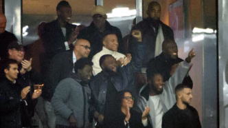 Kylian Mbappé e seu pai, Wilfried, comemoram o gol de Ethan Mbappé em Lille.
