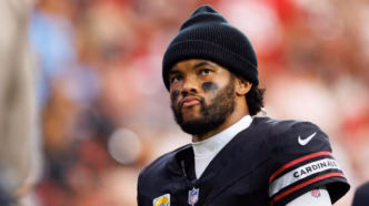 Kyler Murray, quarterback do Arizona Cardinals, expressando frustração em campo.