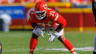 Josh Simmons, left tackle do Kansas City Chiefs, em ação durante uma partida.