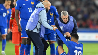 Kylian Mbappé pede substituição com dores no tornozelo direito durante partida da França contra o Azerbaijão.