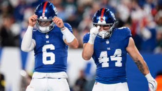 Jogadores novatos da NFL em ação durante a temporada 2025, destacando o alto desempenho e a quebra de recordes.