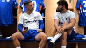 Eden Hazard e Diego Costa conversam antes do jogo festivo entre Chelsea e Liverpool em Londres.