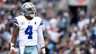 Jogadores dos Dallas Cowboys em campo durante partida da NFL.